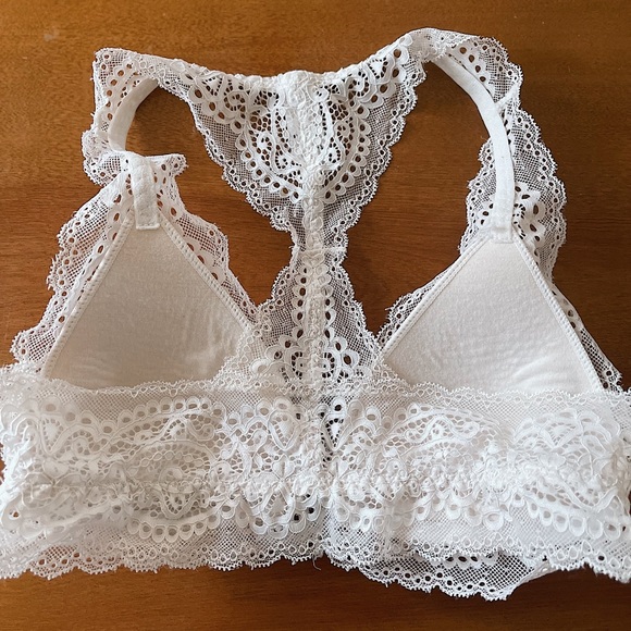 GORRENNO white lace front clasp bralette - Picture 2 of 3